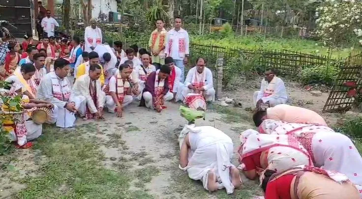 ঐতিহাসিক উৰিয়া গাঁও খেলপথাৰ উন্নয়নৰ সাহাযাৰ্থে হুঁচৰি পৰিবেশন