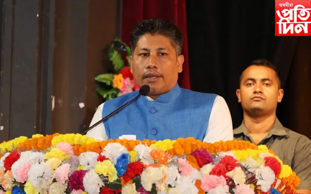 অনুষ্ঠানত মন্ত্ৰী পিযুষ হাজৰীকা  