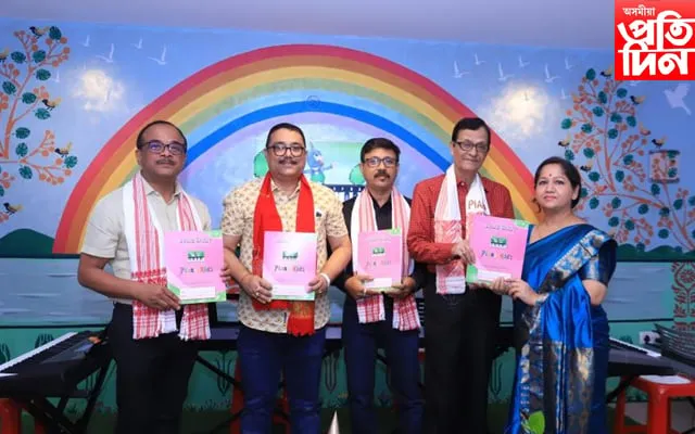 স্কেল ষ্টাডি উন্মোচনৰ সময়ত উন্মোচক ড০ দেৱব্ৰত খনিকৰ,ৰিপু গগৈ সহ উন্মোচকবৃন্দ  