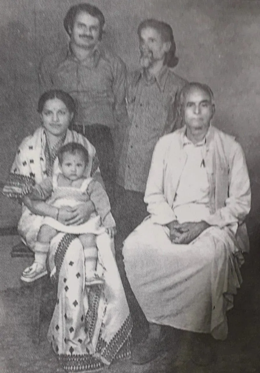 পিতৃ, মাতৃৰ সৈতে নীলপৱন বৰুৱা  