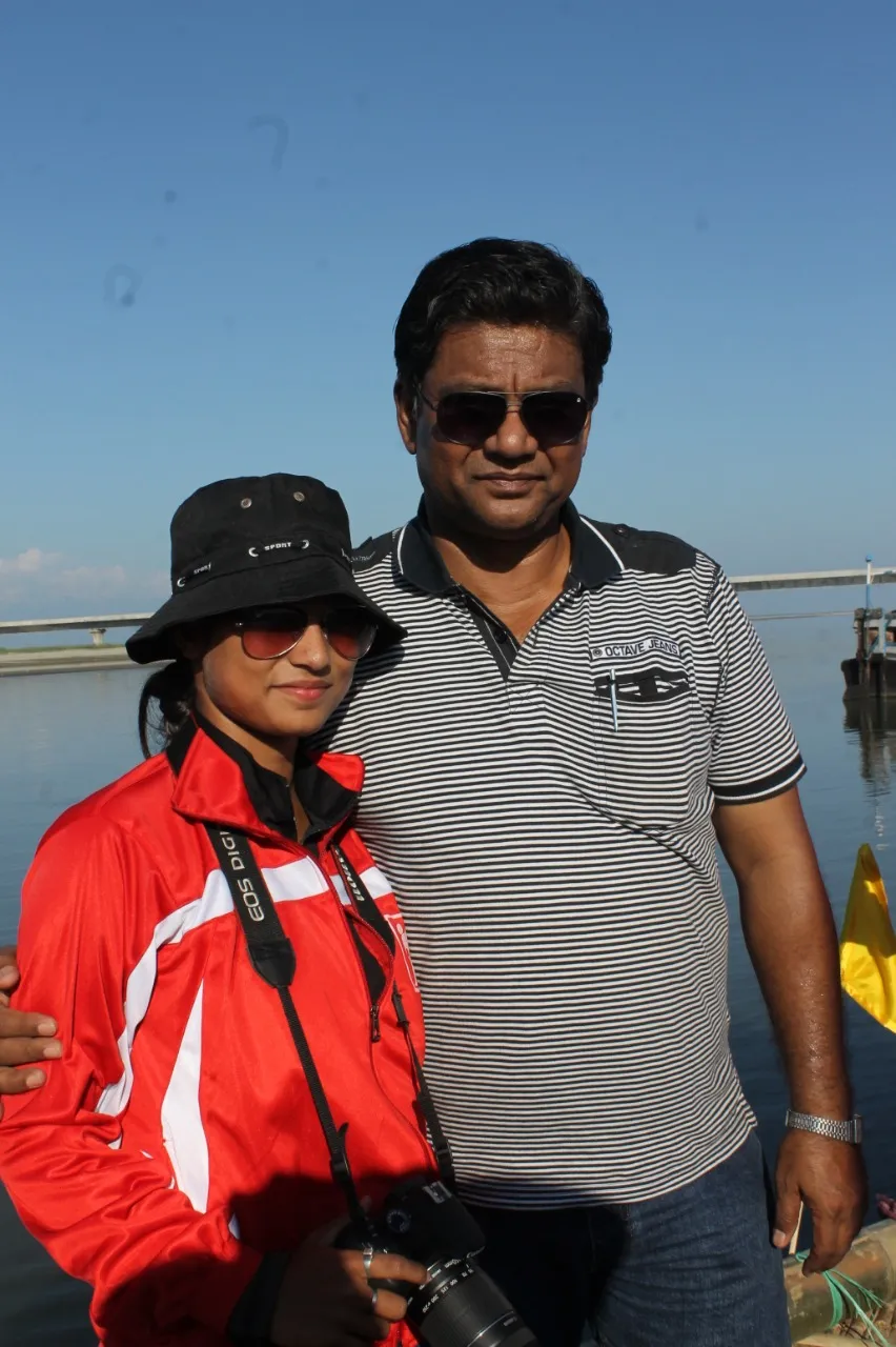 শদিয়াৰ পৰা গুৱাহটীলৈ ব্ৰহ্মপুত্ৰ নদীৰে এক ৰাফটিং অভিযানত অংশ লোৱাৰ সময়ত অসম পৰ্বতাৰোহণ সন্থাৰ সভাপতি কিশোৰ কুমাৰ বৰুৱাৰ সৈতে দীপশিখা   