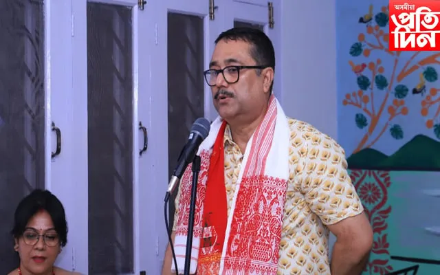 আদৰণি ভাষণ প্ৰদান কৰি থকা সময়ত কুশল কৃষ্ণ দেৱ গোস্বামী  