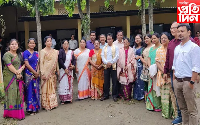 বিদ্যালয়খনৰ একাংশ শিক্ষকৰ সৈতে প্ৰাক্তন ছাত্ৰ তথা সচিব বৰঠাকুৰ  