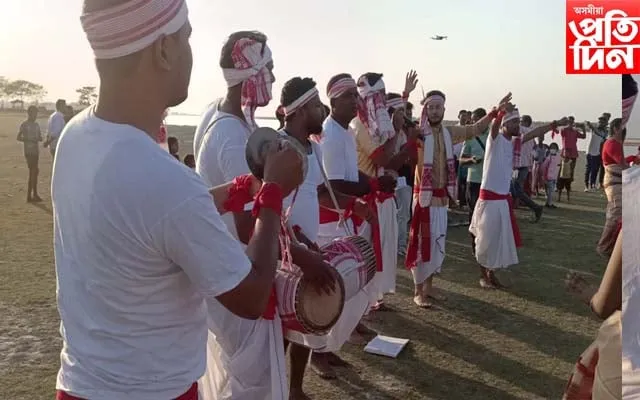 টেট শিক্ষক-শিক্ষয়িত্ৰী, কস্তুৰবা বালিকা বিদ্যালয়ৰ ছাত্ৰী সকলৰ বিহু নৃত্য পৰিবেশন   