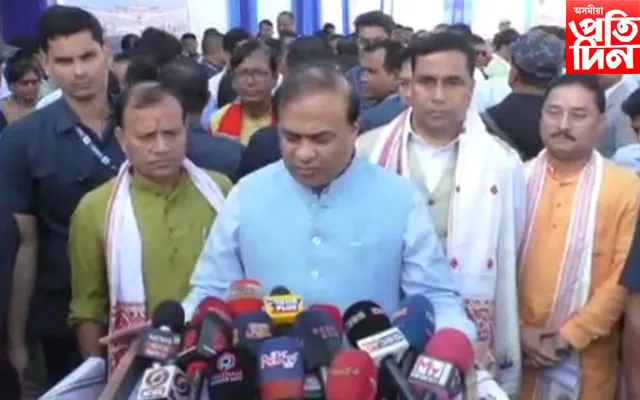 মুখ্যমন্ত্ৰীৰ লগত মন্ত্ৰী জয়ন্ত মল্ল বৰুৱা,সাংসদ দিলীপ শইকীয়া, বিধায়ক পৰমানন্দ ৰাজবংশী  