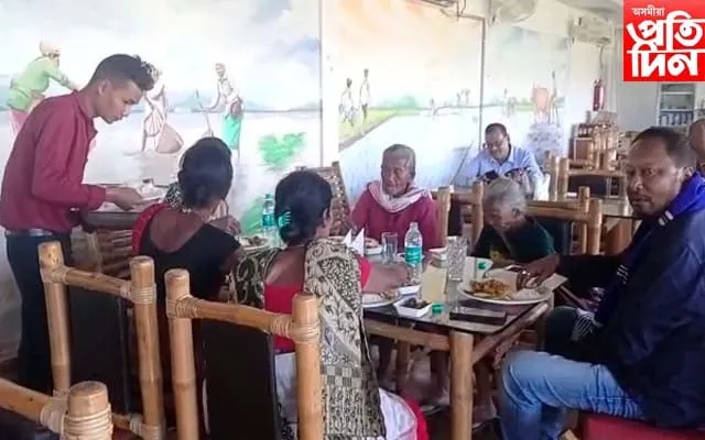 দুপৰীয়াৰ আহাৰ বৃদ্ধ বৃদ্ধাৰ লগত  