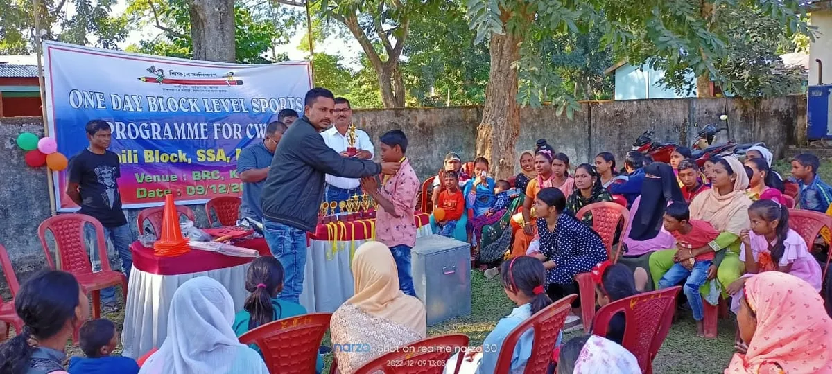 বঁটা বিতৰণী সভাত কপিলি খণ্ডৰ গাণনিক সৌমিত্ৰ পাল, খণ্ড এম আই এচ চন্দ্ৰ গোস্বামী,আদি উপস্থিত থাকে  