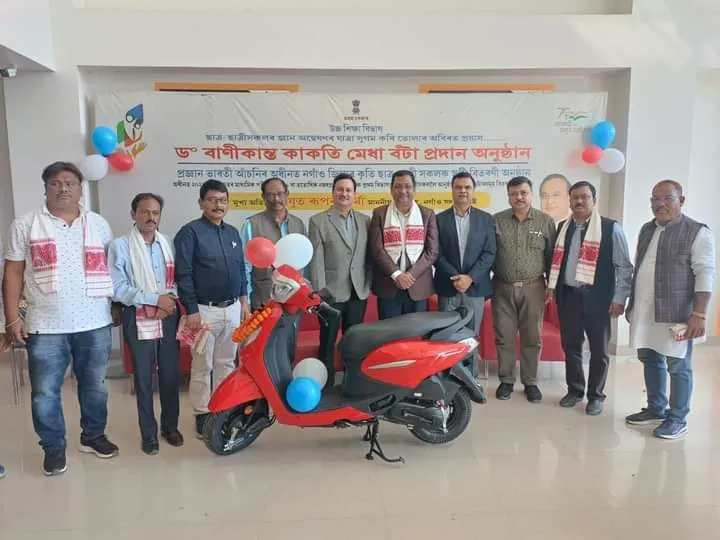 নগাঁও জিলাৰ পৰিবহন বিষয়া সুনীল বৰা, নগাঁও মহাবিদ্যালয়ৰ অধ্যক্ষ ড০ শৰৎ বৰকটকী আদিকে ধৰি কেইবাগৰাকীও বিশিষ্ট ব্যক্তি উপস্থিত থাকে  