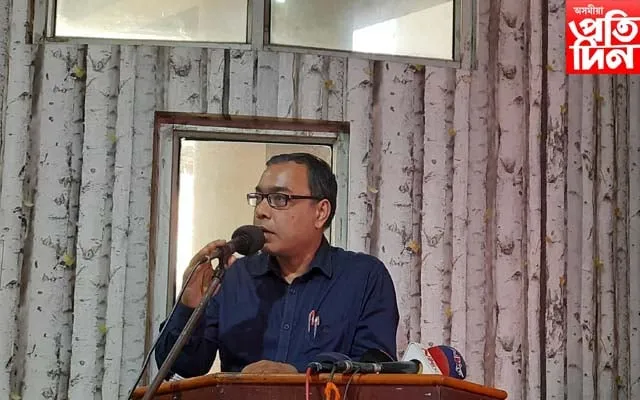 আলোচক হিচাপে সভাত অংশগ্ৰহন কৰে ড০ কংকন ডেকাই  