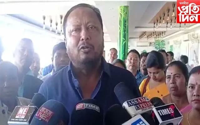 সভাৰ সভাপতিৰ আসন অলংকৃত কৰে পদ্ম হাজৰিকাই  