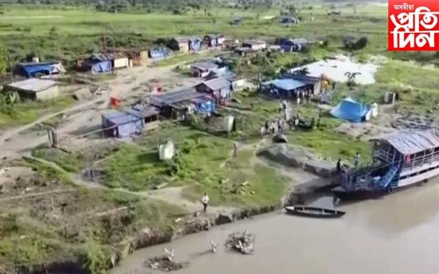 নৈ-পৰীয়া লোকসকলে ব্ৰহ্মপুত্ৰৰ পৰাই মৎস্য চিকাৰ কৰি হাজাৰ হাজাৰ পৰিয়াল চলি আছে  