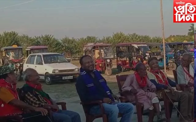 বিধায়ক পদ্ম হাজৰিকাই বৃদ্ধ বৃদ্ধাসকলৰ চৰণত সেৱা লয়  