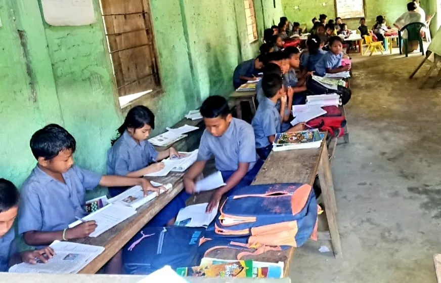 শিক্ষাৰ্থীৰ বাবে নাই শ্ৰেণী কোঠা  
