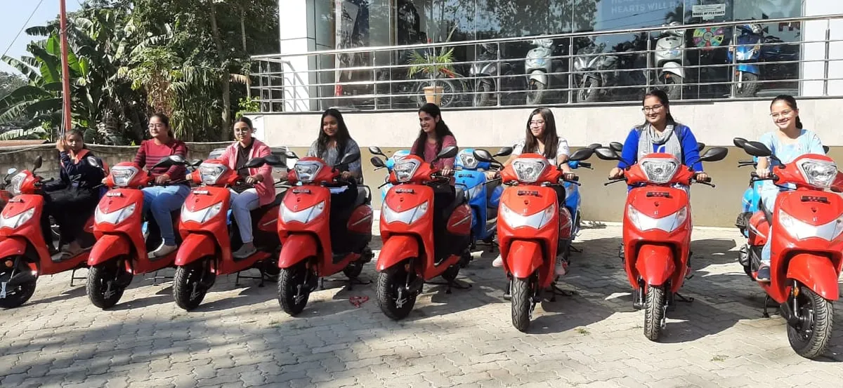 ছাত্ৰ-ছাত্ৰীসকলৰ মাজত স্কুটী বিতৰণ  