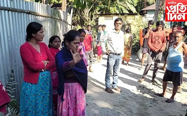 আবদ্ধ কৰি ৰাখে দুখনকৈ চালান বিহীনভাৱে বালি কঢ়িওৱা ট্ৰেক্টৰ  
