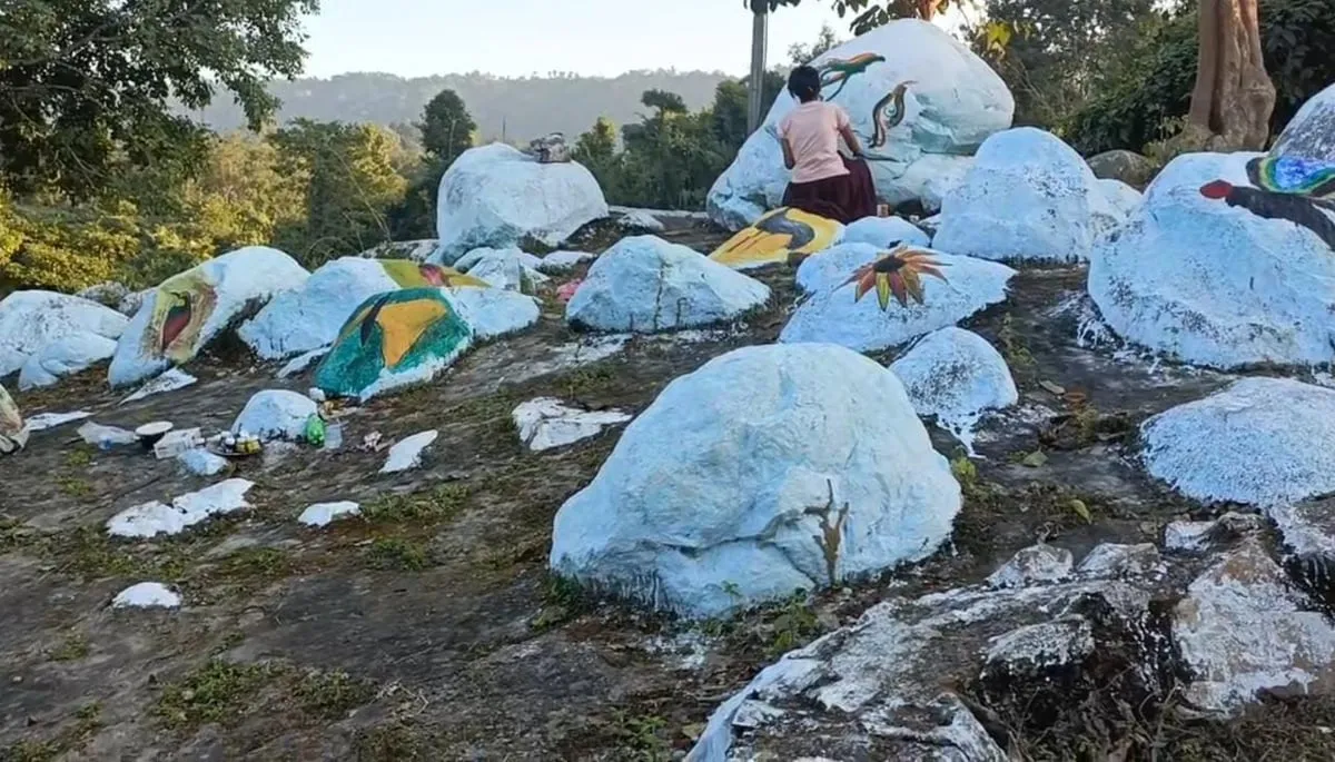 লিম্পীৰ পেইন্ট ব্ৰাছৰ পৰশত প্ৰাণ পাই উঠা শিলবোৰ  