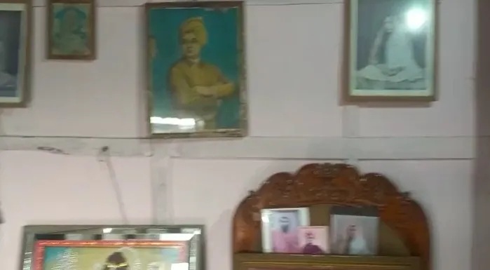 ঘৰটোৰ ভিতৰ ভাগৰ দৃশ্য। আৰাধ্য দেৱতাৰ সৈতে একে স্থানত ৰাখিছে স্বামী বিবেকানন্দৰ ফটোও।   