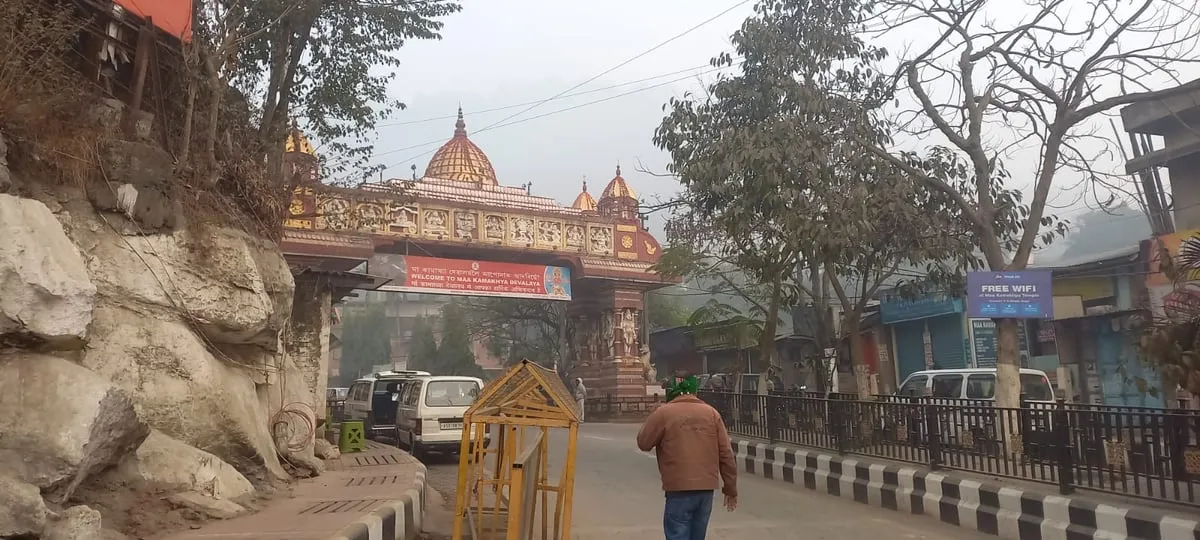 নীলাচল পাহাৰলৈ উঠা সন্মুখ স্থানত কামাখ্যা মন্দিৰৰ তোৰণ  
