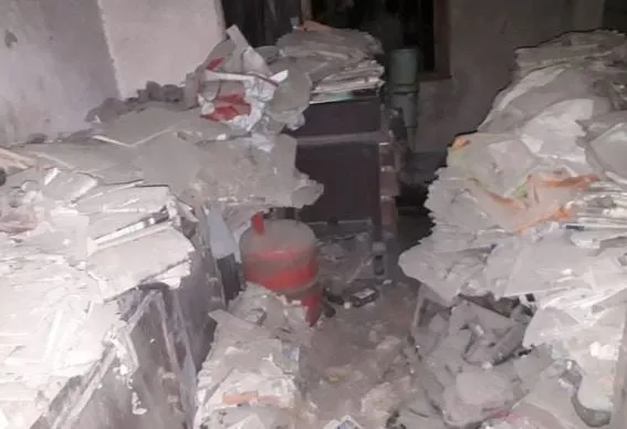  তেওঁৰ আন এটা কোঠাত আছিল ধূলি-মাকতিৰে পোত যোৱা পুৰণি কাকতৰ দম।<br />
  User