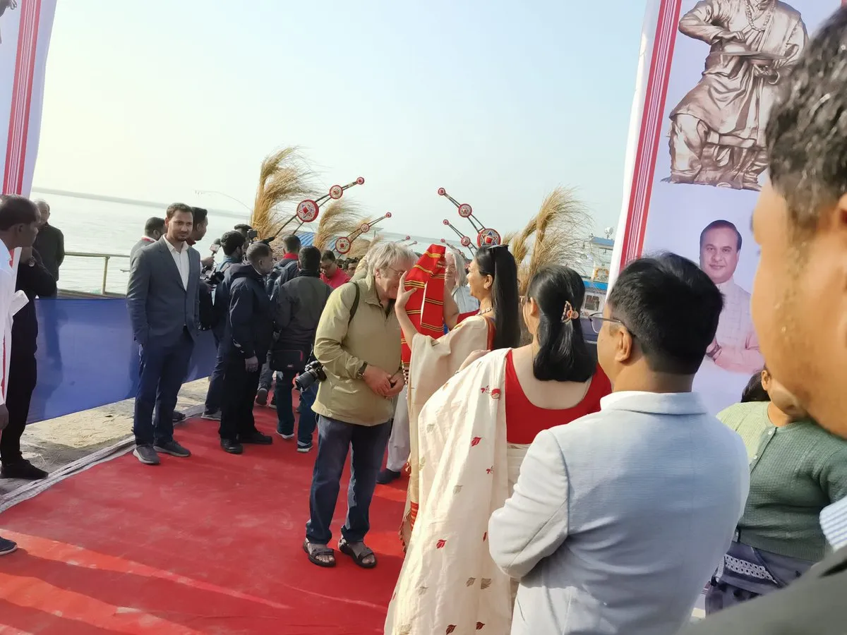 মাজুলীত এইদৰেই আদৰণি জনোৱা হৈছিল এম ভি গংগা বিলাসৰ যাত্ৰীসকলক।  