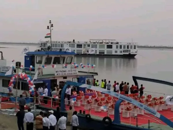 দিখৌমুখ ফেৰীঘাটত এম ভি গংগা বিলাসক আদৰিছিল এইদৰে  