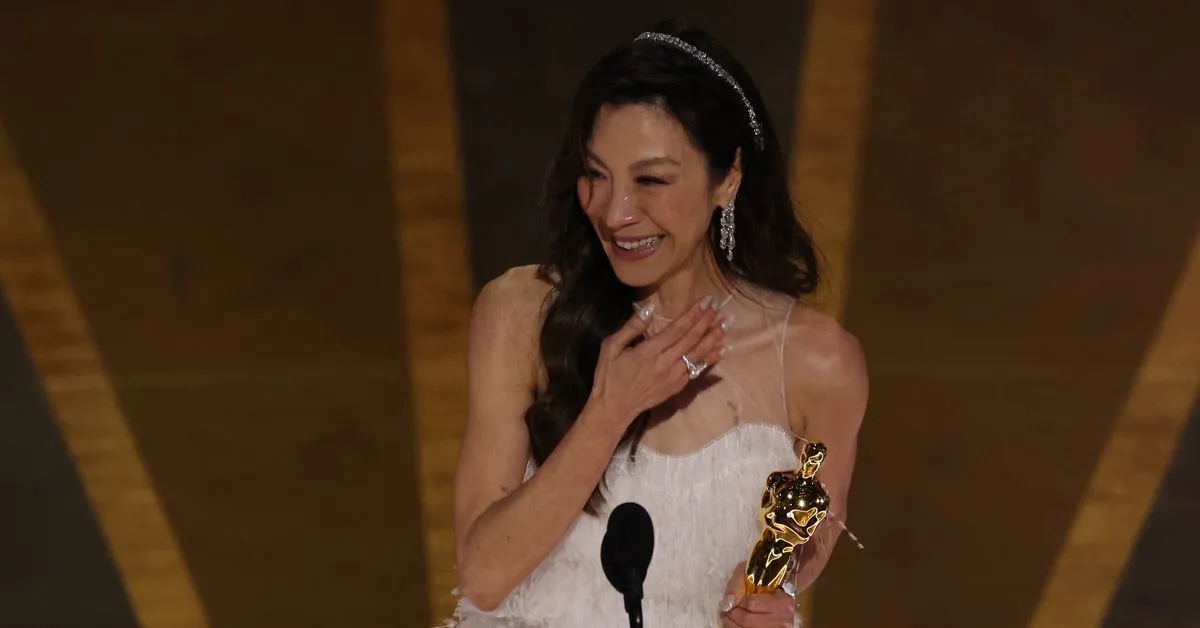 অভিনেত্ৰী মিছেল ইয়হ (Michelle Yeoh)   