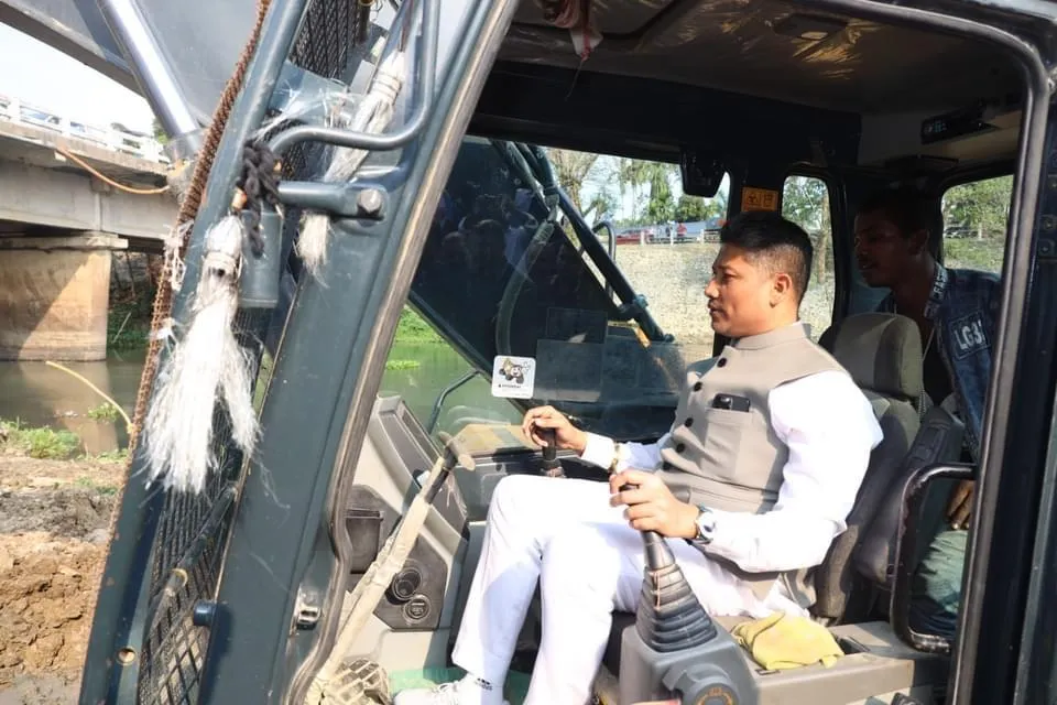 মন্ত্ৰী পীয়ুষ হাজৰিকা  