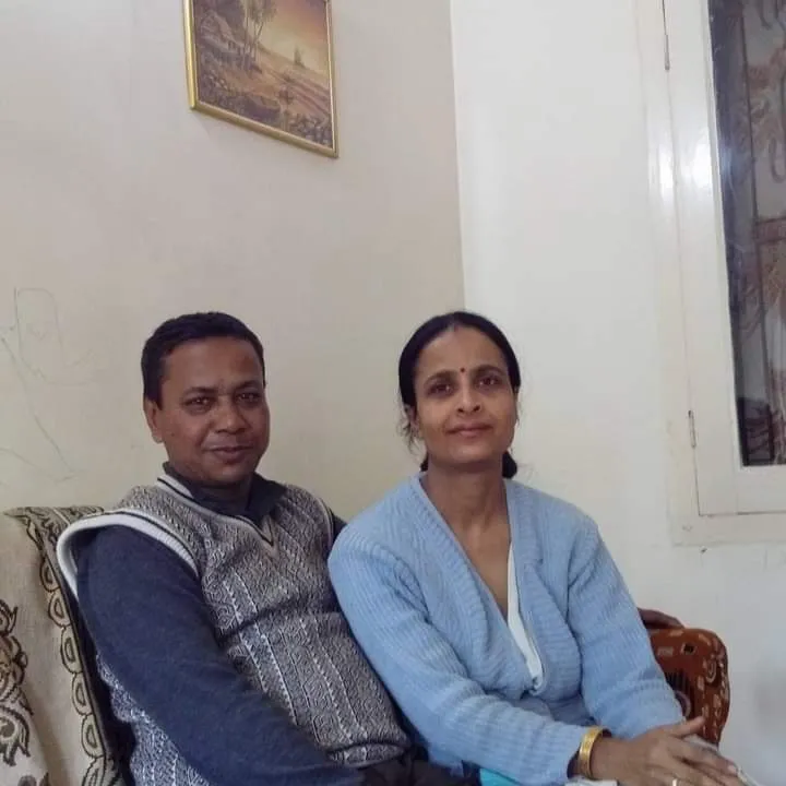বাসগৃহ 'ৰাধালয়'ত পত্নীৰ সৈতে অঞ্জন দাস  