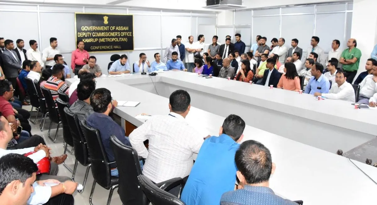 হোটেল কৰ্তৃপক্ষৰ সৈতে বৈঠক উপায়ুক্তৰ  