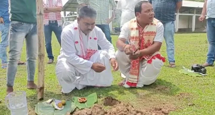 খুটা স্থাপনৰ পূৰ্বৰ মূহুৰ্ত  