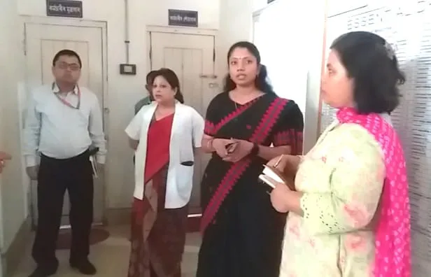 স্বাস্থ্য কেন্দ্ৰতো পৰিদৰ্শন  ৰাষ্ট্ৰীয় স্বাস্থ্য অভিযানৰ সঞ্চালক ডঃ লক্ষ্মী প্রিয়াৰ  