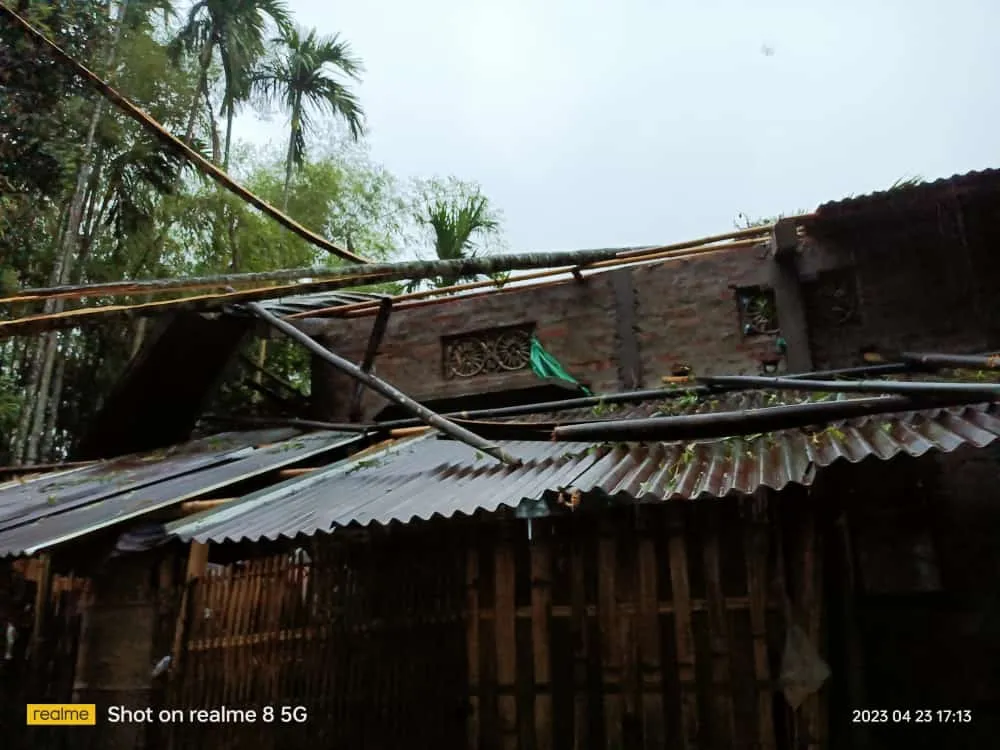 বিধ্বস্ত বহু পৰিয়াল  