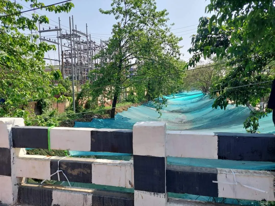 ভৰলুক ঢাকি দিয়া হৈছে টিৰপালে  