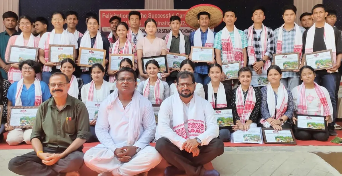 শিক্ষাগুৰুসহ কৃতী ছাত্ৰ-ছাত্ৰী  