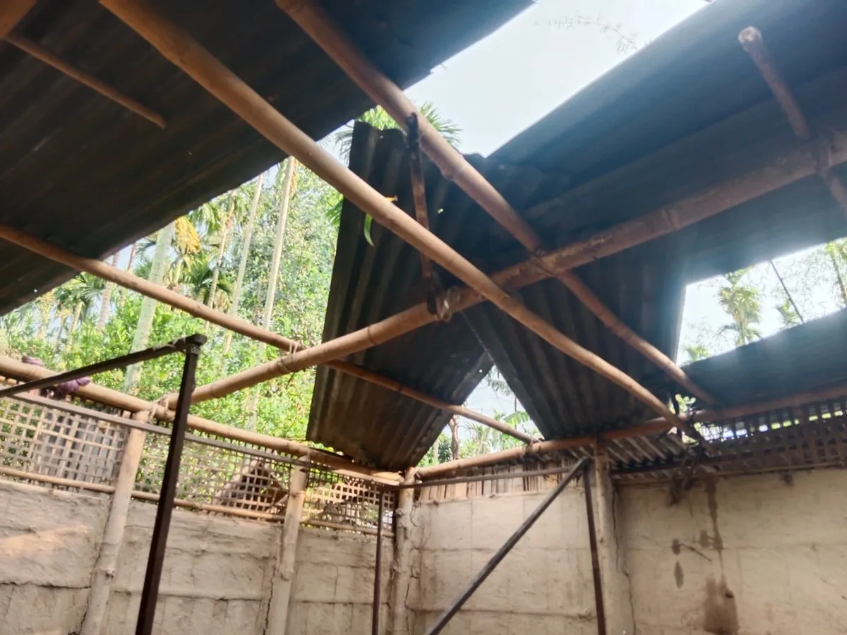 ধুমুহাত ভাগিল ঘৰ  