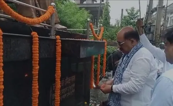 হেমচন্দ্ৰ বৰুৱা প্ৰতিমূৰ্তিত শ্ৰদ্ধাঞ্জলি   