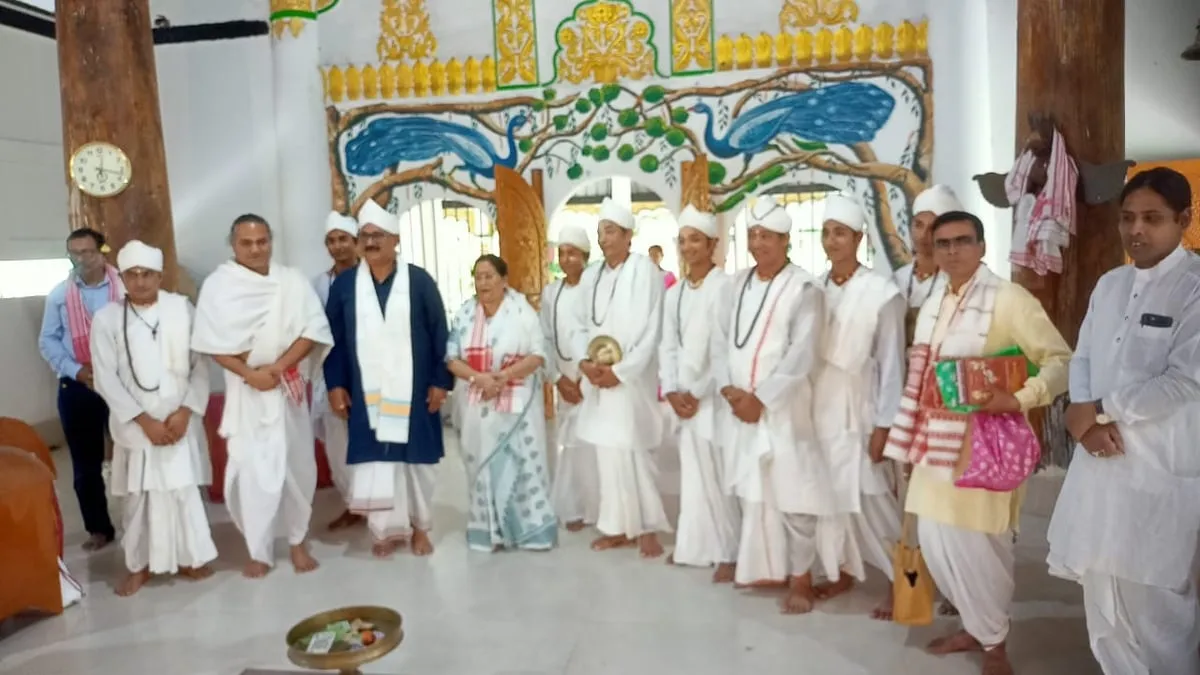 আশীৰ্বাদ গ্ৰহন  