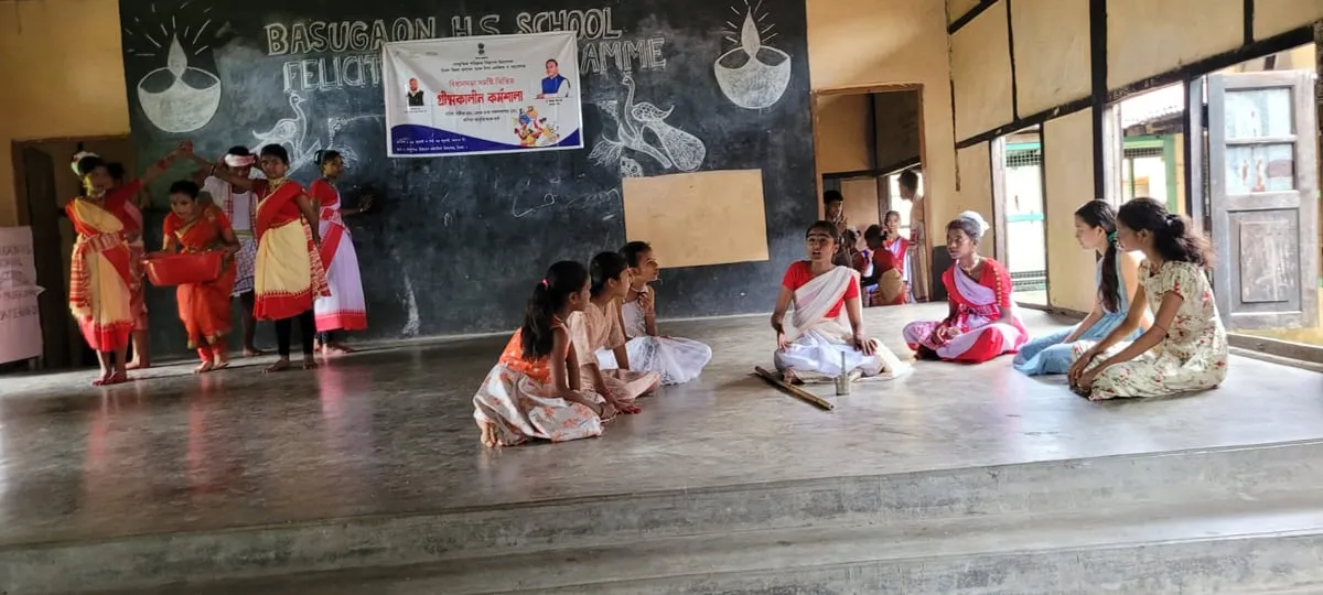 ১০ দিনীয়া নাটকৰ শিক্ষা সমাপ্ত কৰি প্ৰশিক্ষাৰ্থীসকলে প্ৰদৰ্শন কৰা নাটকৰ দৃশ্য  
