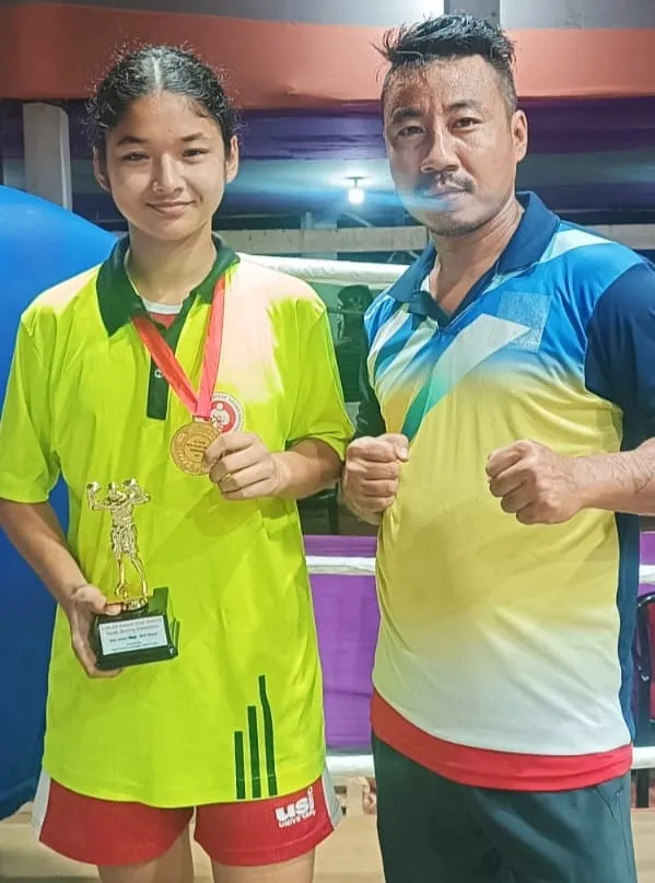শ্ৰেষ্ঠ বক্সাৰৰ সন্মান লাভ কৰা বক্সাৰগৰাকীৰ সৈতে প্ৰশিক্ষক  