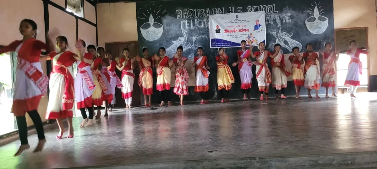ঝুমুৰ নৃত্য পৰিৱেশনৰ দৃশ্য  