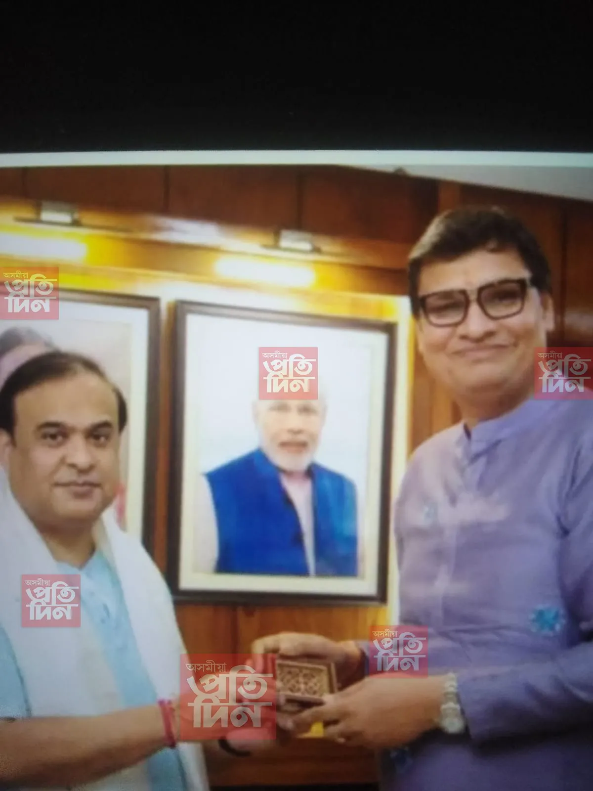 মুখ্যমন্ত্ৰীৰ সৈতে এই ফটোৱে এতিয়া কাঠটিয়াৰ অস্ত্ৰ হৈ পৰিছে।  