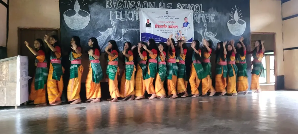 প্ৰশিক্ষাৰ্থীসকলে প্ৰদৰ্শন কৰা বড়ো নৃত্যৰ দৃশ্য  