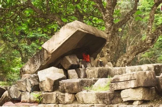 অঘৰী বিশ্বকৰ্মাই নিজেই নিৰ্মাণ কৰা নিজৰ ঘৰটোৰ ভগ্নাৱশেষ। যি পিছলৈ মন্দিৰলৈ পৰিণত হ'ল।  User