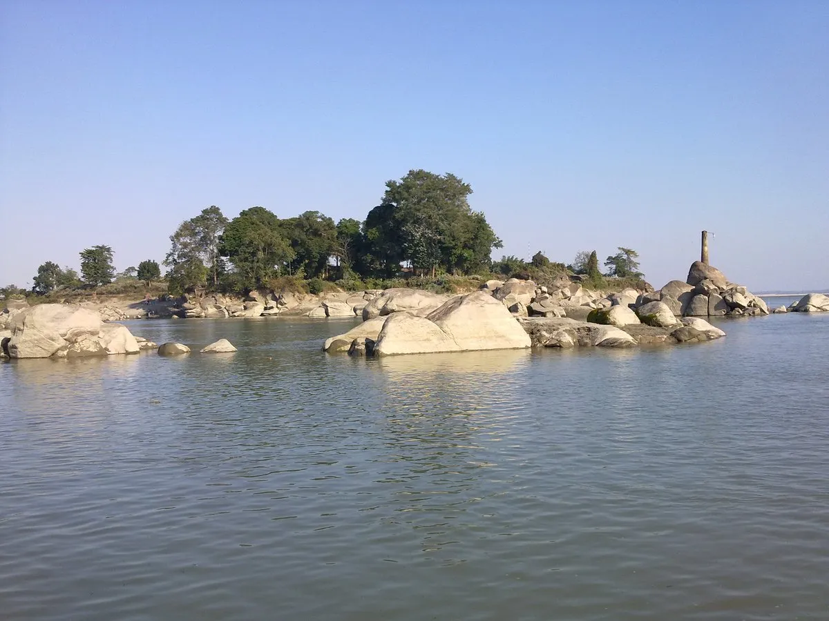 চক্ৰেশ্বৰ নামেৰে খ্যাত উমাটুমনীৰ মাজত অৱস্থিত চক্ৰেশ্বৰ শিলা  