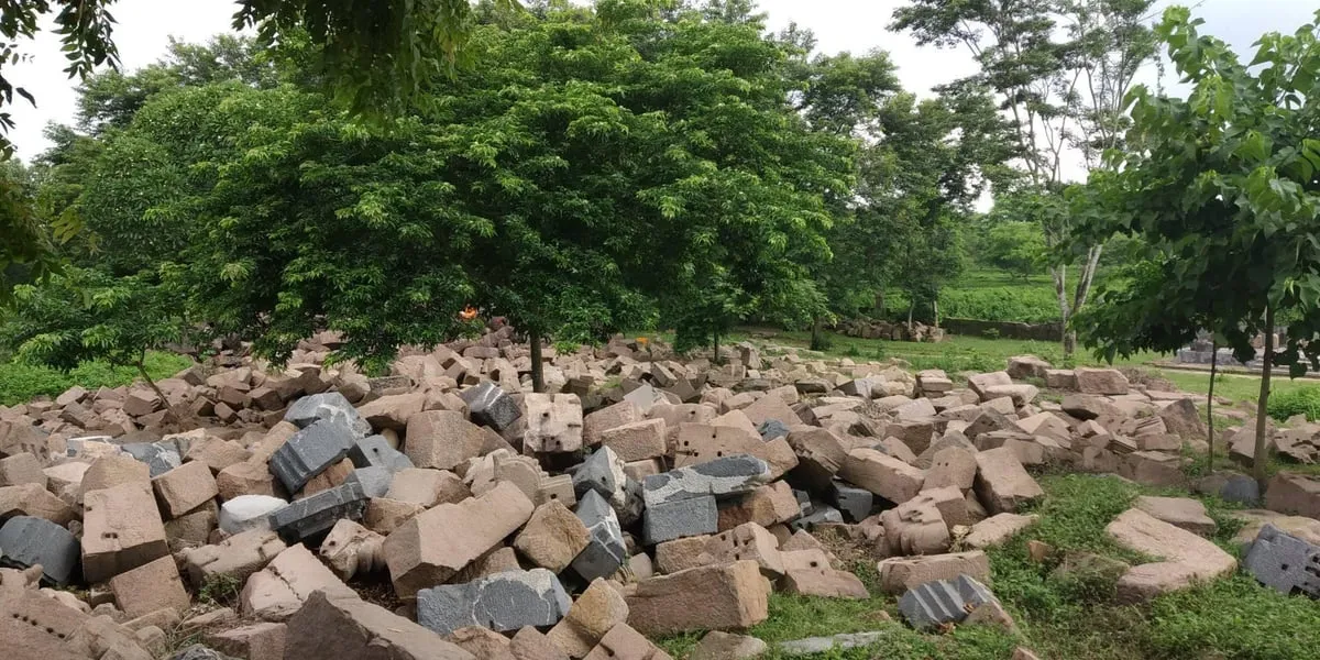 শিঙৰী বাগানৰ সেউজীয়া পৰিৱেশৰ মাজত বিশ্বকৰ্মা মন্দিৰৰ ভিন্ন আকৃতিৰ ভগ্নাৱশেষ।   