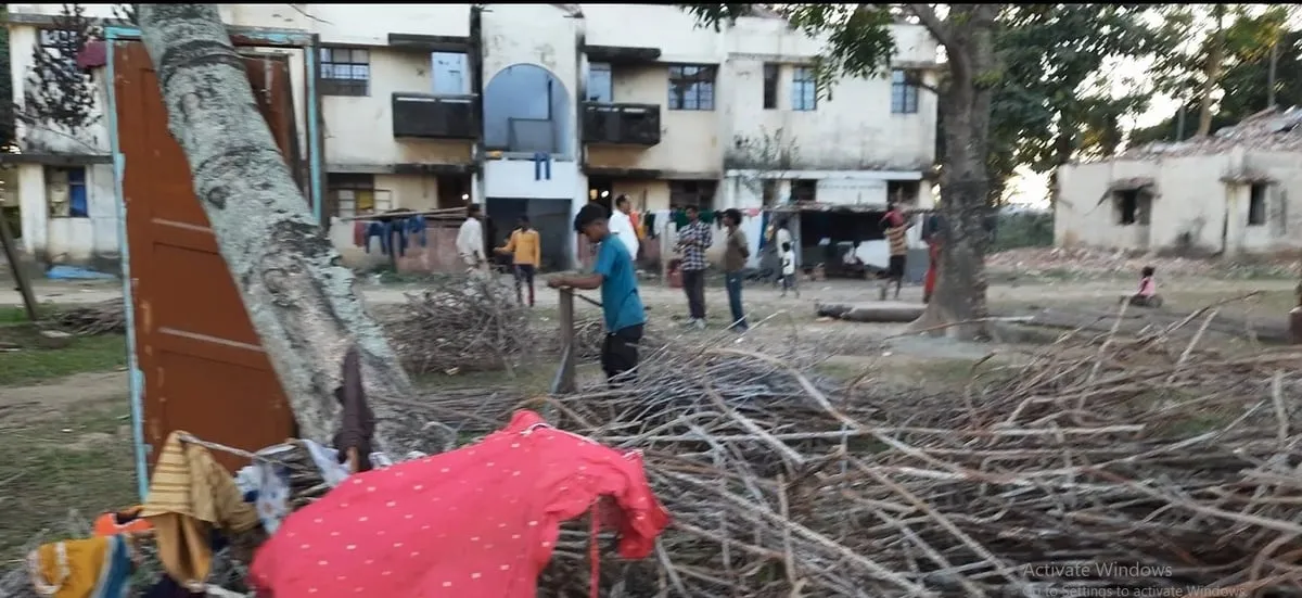 দিল্লীৰ কোম্পানীয়ে ভাঙি থকা আৱাসগৃহ  