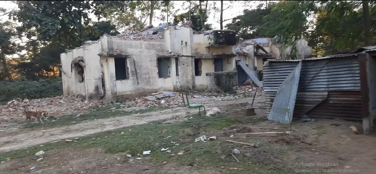 কৰ্মচাৰীৰ বাবে নিৰ্মিত হোৱা  আৱাসগৃহসমূহৰ ভগ্নাৱশেষ  