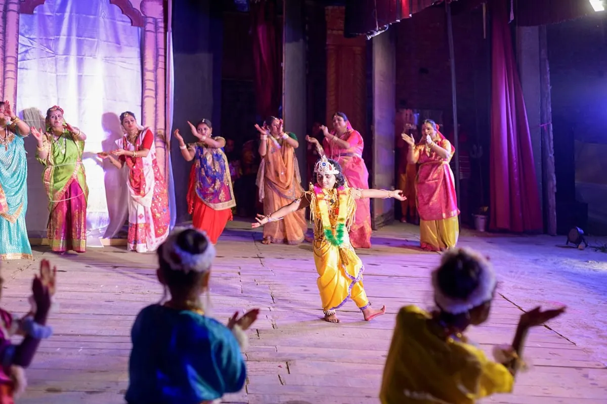 শিশু কৃষ্ণৰ গকুলৰ গোপীৰ সৈতে লীলা  
