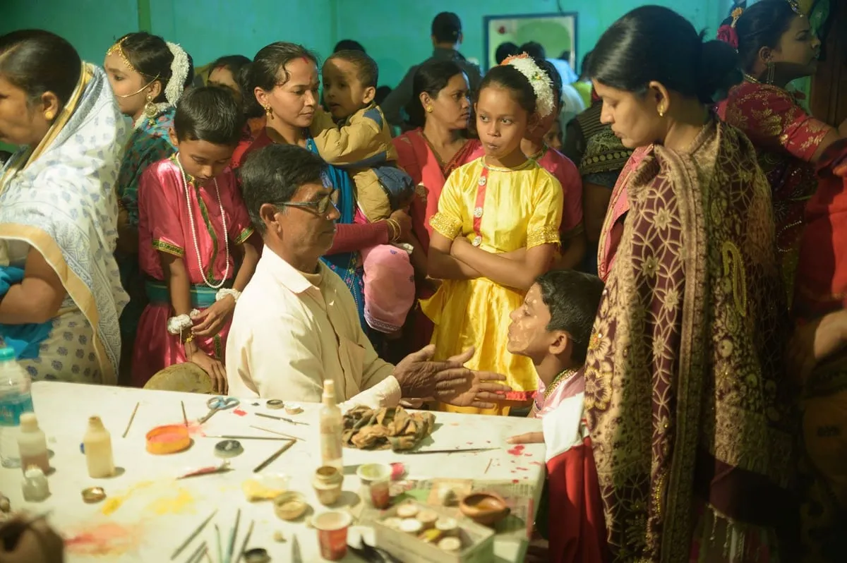 ৰাসত অভিনয় শিল্পীক 'মেক আপ'কৰা দৃশ্য  