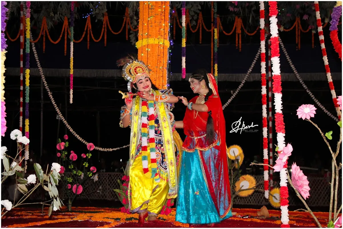 উত্তৰ অসমৰ ৰাসত শ্ৰীকৃষ্ণৰ সৈতে ৰাধাৰ নৃত্যু  
